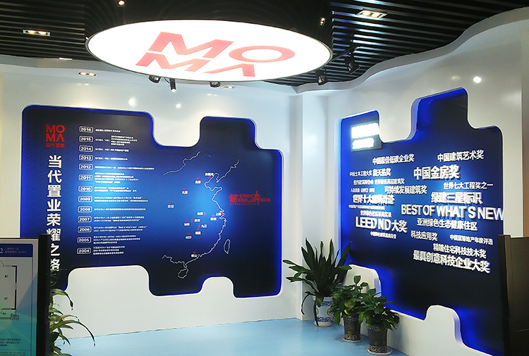 MOMAܽ���f�����ۘ�չ�d�҃�(n��i)�V���b�